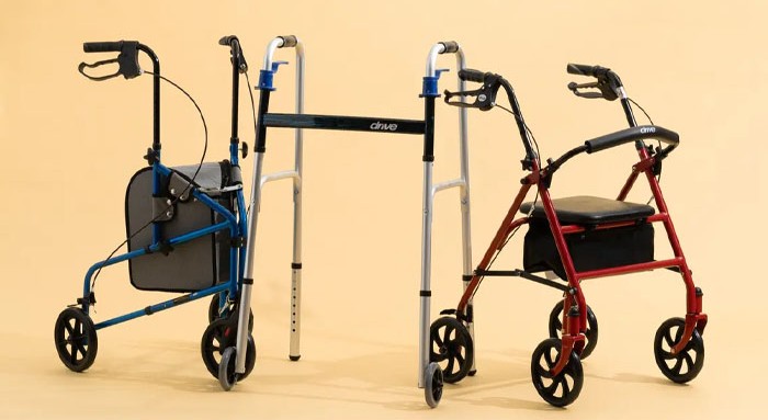 عصای طبی یا واکر؟ تفاوتها، مزایا و راهنمای انتخاب بهترین ابزار کمکی